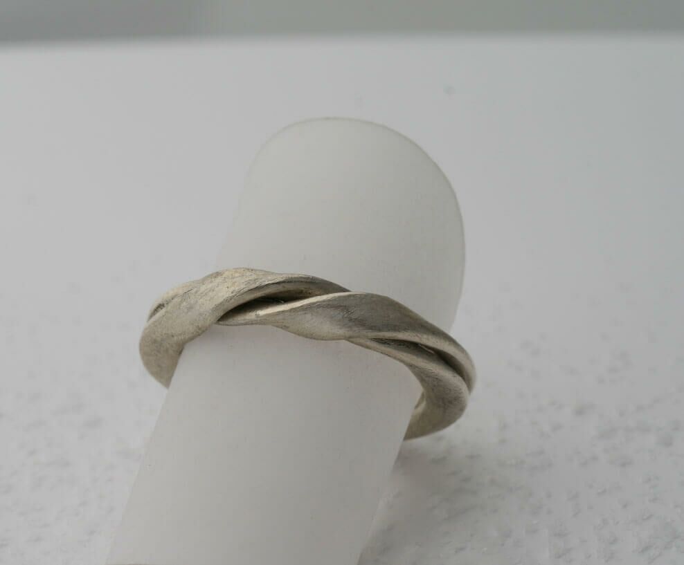 Trauring , aus zwei Ringen untrennbar verbunden. in Silber oder Gold oder auch anderem Metall erhältlich