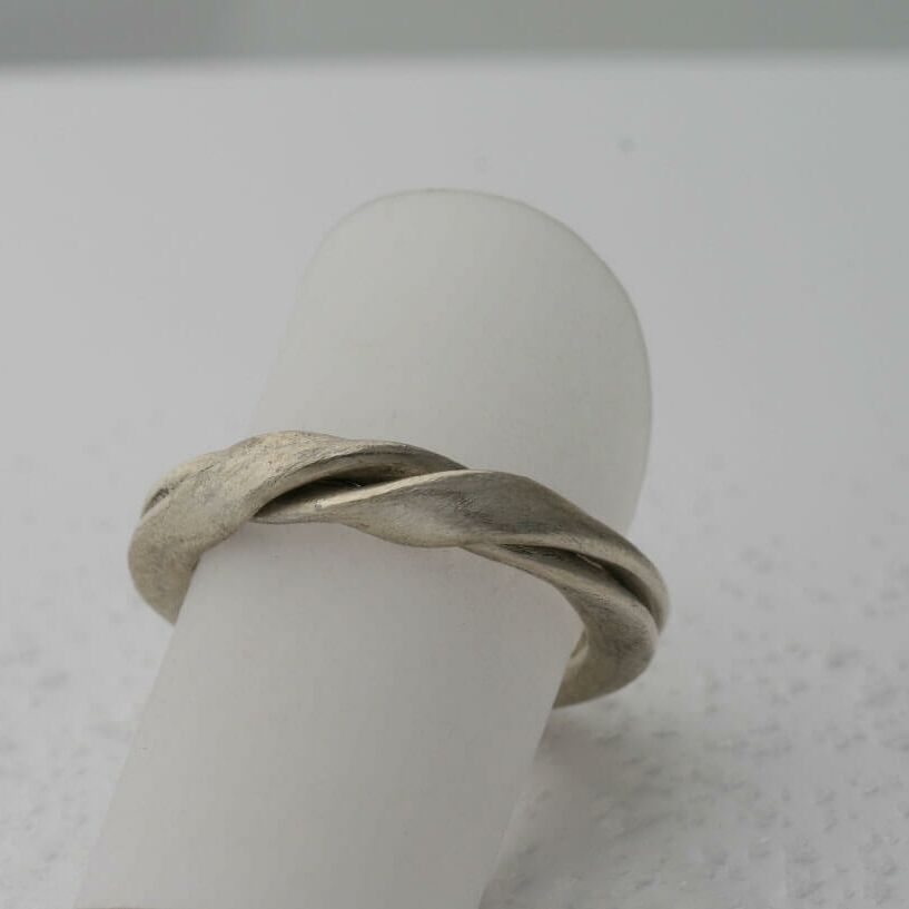 Trauring , aus zwei Ringen untrennbar verbunden. in Silber oder Gold oder auch anderem Metall erhältlich