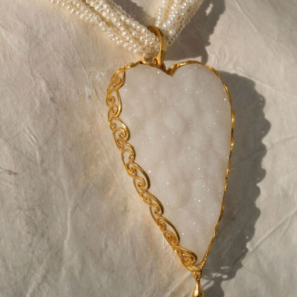 Schneeherz-Collier. Mikrokristalliner Achat. Feingold. Süßwasserperlchencollier